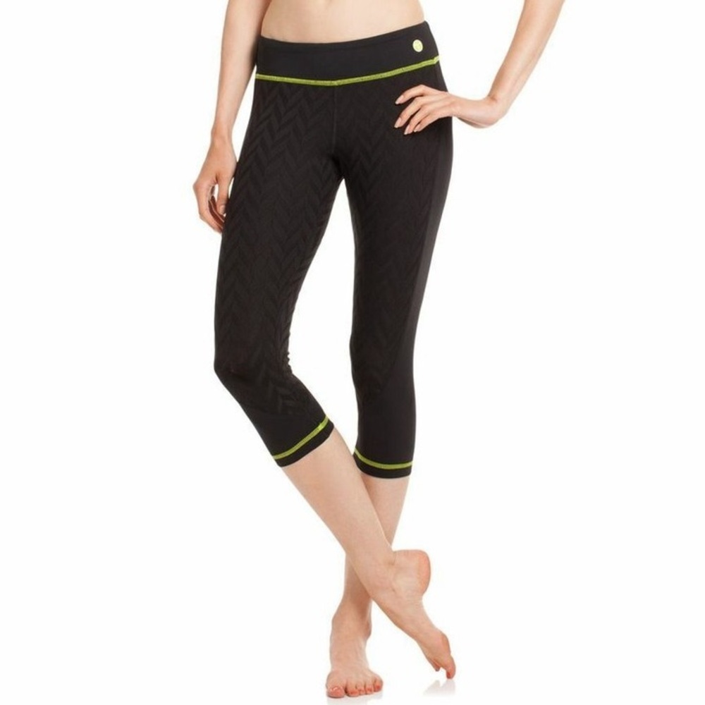 TRINA TURK Recreation Active Jacquard Capri Crop Black Leggings EUC Size XS